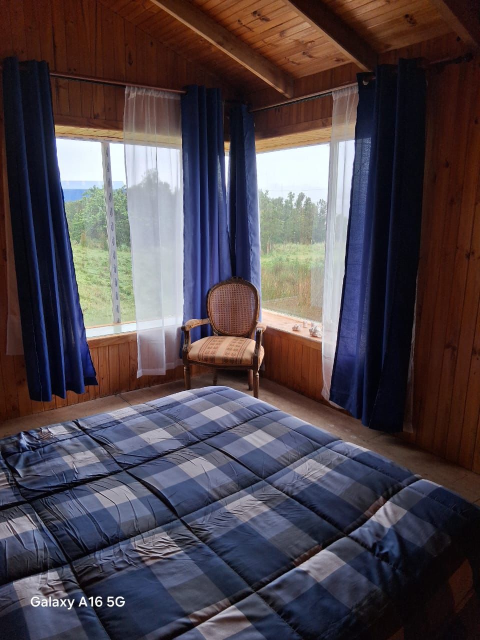 Cama blanca con detalles azules